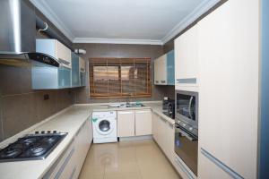 una cucina con lavatrice e asciugatrice di Ocean Heights - One Bedroom a Accra
