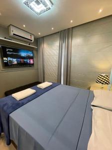 una camera da letto con un letto grande con due asciugamani sopra di Charmant Vertigo a Campo Grande