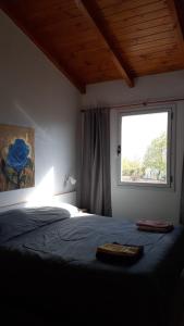 een slaapkamer met een groot bed en een raam bij Al Paraíso in Tafí del Valle +15 foto's