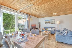 Sundkoje في ألتيفار: غرفة معيشة بسقف خشبي وطاولة