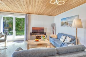 Sundkoje في ألتيفار: غرفة معيشة مع أريكة وتلفزيون