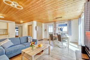 Sundkoje في ألتيفار: غرفة معيشة مع أريكة زرقاء وطاولة