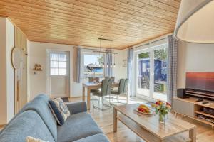 Sundkoje في ألتيفار: غرفة معيشة مع أريكة زرقاء وطاولة