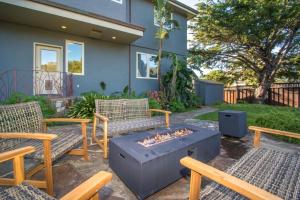 半月湾Now Trending - Entire Beach Home Walk to Beaches Restaurants Activities的庭院设有两把椅子和一个火坑