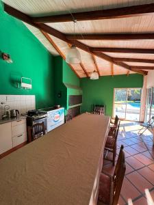 een grote eetkamer met een grote tafel en groene muren bij Alojamiento Zona Parque in Paraná