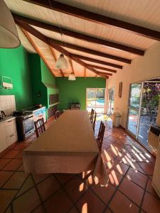 een keuken met een tafel en stoelen in een kamer bij Alojamiento Zona Parque in Paraná +2 foto's