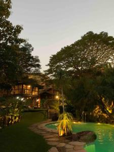 a resort with a path leading to a swimming pool at Guest House Tânia Alves in Pratinha