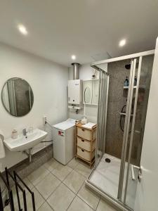 a small bathroom with a sink and a shower at MaMaFeWo - EG Innenstadt - Privater Parkplatz - 2 Schlafzimmer - 24h Check-in - Highspeed WLAN - Streaming in Braunschweig +13 photos