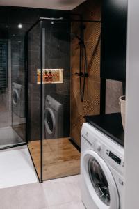 eine Waschküche mit Waschmaschine in der Unterkunft Lucia in Jarosław