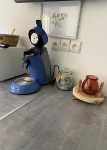 eine Küche mit einer Kaffeemaschine mit Uhr in der Unterkunft Entire apartment in Auxerre in Auxerre