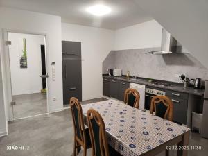 a kitchen with a table with chairs and a stove at Fe-Wo Varenrode in Spelle
