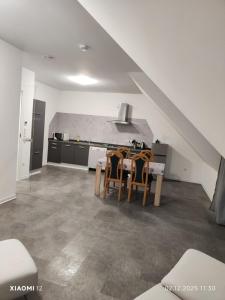 a kitchen with a table and chairs in a room at Fe-Wo Varenrode in Spelle