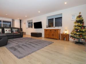 un soggiorno con un albero di Natale e un divano di 3 Praa Cove a Penzance