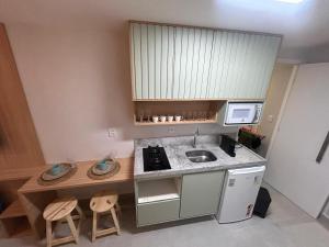 Η κουζίνα ή μικρή κουζίνα στο Flat beira mar em Ipojuca - PE