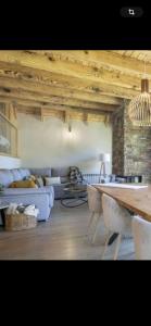 una sala de estar con un sofá y una mesa en Eth Estel de Salardú--Casa con vistas de ensueño-Fibra Optica,5TV, en Salardú