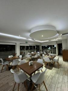 ein Restaurant mit Tischen und Stühlen und einer großen Decke in der Unterkunft Hotel Soleil Business Class in León
