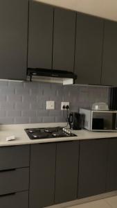 O bucătărie sau chicinetă la Home away from home