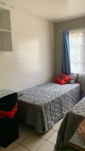 En eller flere senge i et værelse på Home away from home + 4 billeder