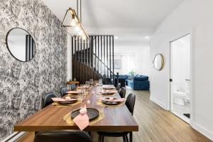 una sala da pranzo con un lungo tavolo e sedie di Downtown Penthouse 2 Level-4BDRS-8Guests a Montréal