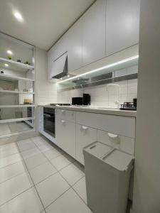 Кухня или мини-кухня в 2B Nice Apt close to Market College Mel Central
