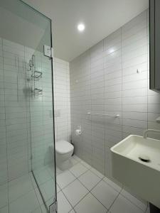 Ванная комната в 2B Nice Apt close to Market College Mel Central