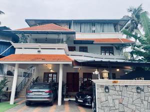 6 Elements Bedrooms With Event Space 4500 Sq Ft في تريفاندروم: ركن السيارة أمام المنزل