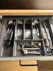 Riga Riverside Escape Lucavsala, Close to City Center في ريغا: درج مليء بالأواني الفضية في المطبخ