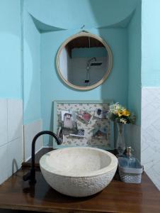 ein Badezimmer mit einem großen Marmorwaschbecken und einem Spiegel in der Unterkunft National Monument Konak in Stolac