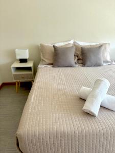 Nuevo departamento en peninsula- cavancha في إكيكي: سرير كبير عليه منشفتين