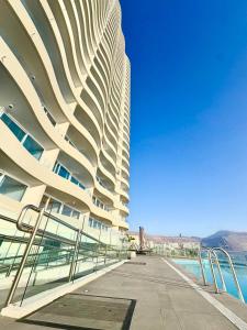 Nuevo departamento en peninsula- cavancha في إكيكي: مبنى مطل على الماء