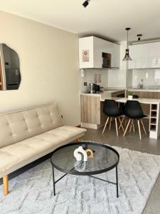 Nuevo departamento en peninsula- cavancha في إكيكي: غرفة معيشة بها أريكة وطاولة