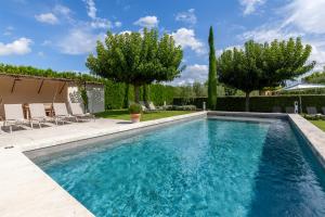 Bazén v ubytování Mas de Canfier nebo v jeho okolí