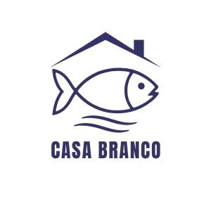 un pesce nell'acqua sotto il logo di una casa di Casa Branco a Borba