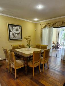 Un comedor con mesa y sillas en Casa para cuatro adultos, en Asunción