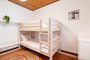 En eller flere senge i et værelse på GuestReady - Faia House