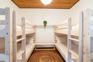 En eller flere senge i et værelse på GuestReady - Faia House + 33 billeder