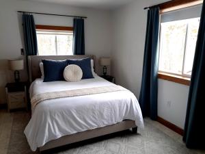 Giường trong phòng chung tại Pondside Abode