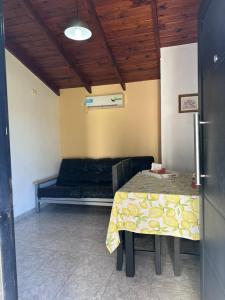 una habitación con una mesa y una cama en ella en Bungalows El Amanecer, en Colón
