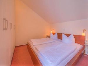 Postel nebo postele na pokoji v ubytování Elegant eingerichtete Ferienwohnung + 33 fotografií