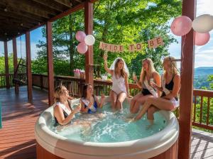 Επισκέπτες που μένουν στο The Skybox Cabin Stunning Views HotTub Game Room