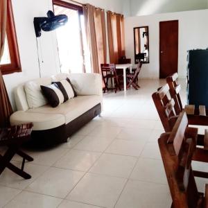 Χώρος καθιστικού στο La Cabana de Isaac Boquilla