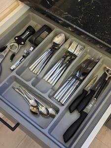 eine mit Küchenutensilien gefüllte Schublade in einer Küche in der Unterkunft Лісове SPA in Vishenki