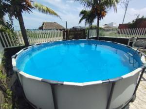 una grande piscina con acqua azzurra di La Cabana de Isaac Boquilla a Cartagena de Indias