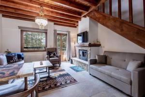 una sala de estar con un sofá y una chimenea en MZ Reindeer, en Kalívia