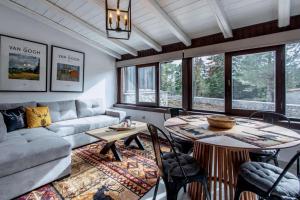 una sala de estar con un sofá y una mesa en MZ Reindeer, en Kalívia