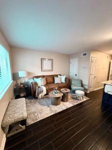 een woonkamer met een bank en een tafel bij Legends 149 in Tallahassee