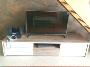a flat screen tv sitting on top of a entertainment center at Apartment für den perfekten Urlaub in Granzow