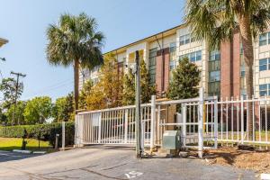 een hek voor een gebouw met palmbomen bij Legends 149 in Tallahassee