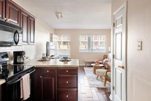 een keuken met een spoelbak en een fornuis bovenste oven bij Legends 149 in Tallahassee