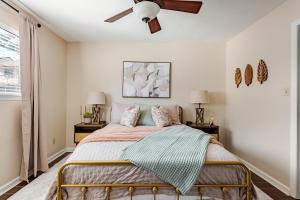 een slaapkamer met een bed met een plafondventilator bij Legends 149 in Tallahassee +42 foto's